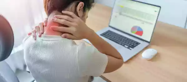 Une photo d'une personne ayant mal &agrave; la nuque