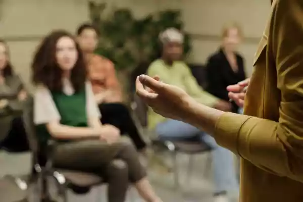 Une photo d'une personne en train de faire un conf&eacute;rence sur les biens faits des micros-si&egrave;stes