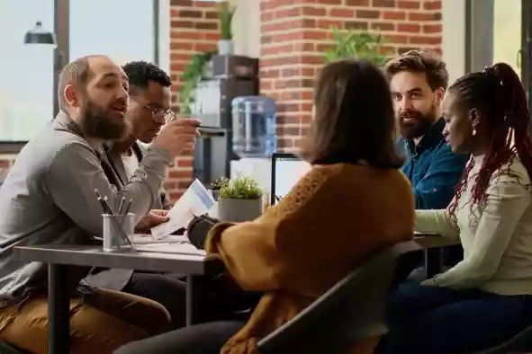 Une photo de deux personne en train de discuter sur la qualit&eacute; de la vie de travail